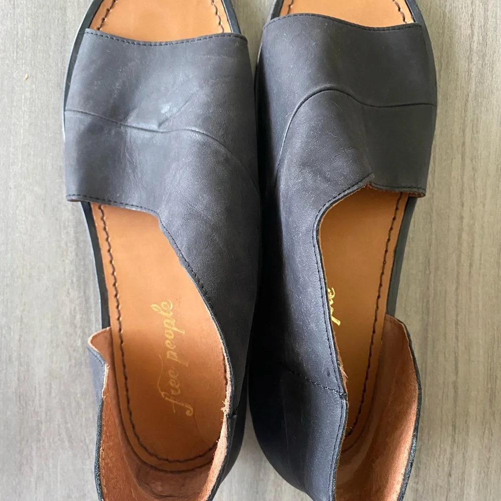 Free people Mont Blanc sandals the color is like a dark grayish black - Picture 1 of 12